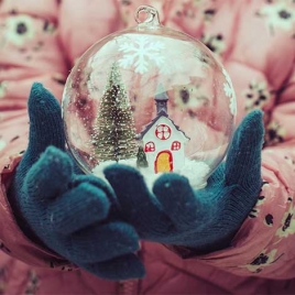 SOUFFLER SA BOULE DE NOËL EN VERRE